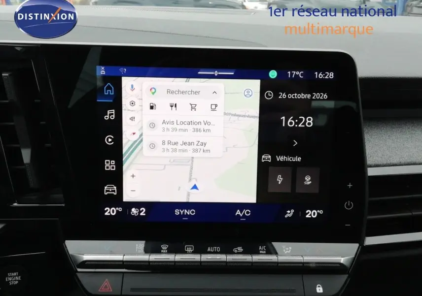 Vue rapprochée de l’écran tactile central du Renault Austral gris schiste, affichant la navigation et la climatisation.