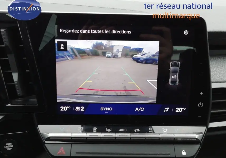 Écran tactile intérieur du Renault Austral gris schiste montrant la caméra de recul avec guidage de trajectoire.
