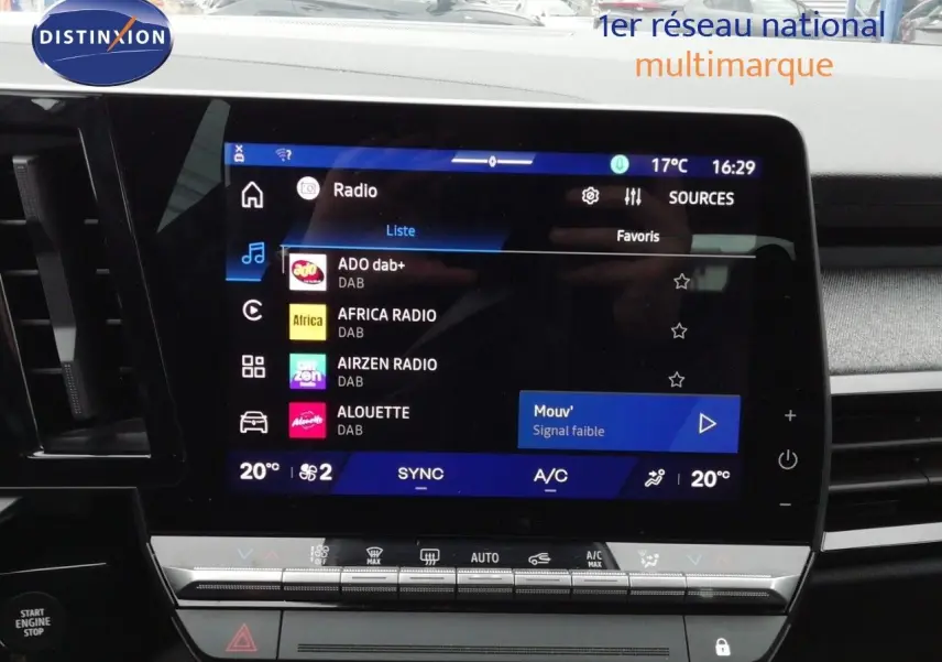 Vue intérieure du tableau de bord du Renault Austral gris schiste, écran tactile central affichant les radios DAB.