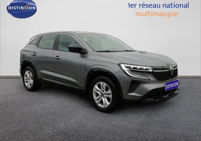 Renault Austral gris schiste métal en 3/4 avant droit, avec feux LED et calandre noire distinctive.
