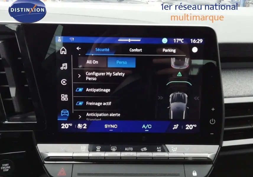 Écran tactile central de la Renault Austral gris schiste, affichant les réglages de sécurité et climatisation.