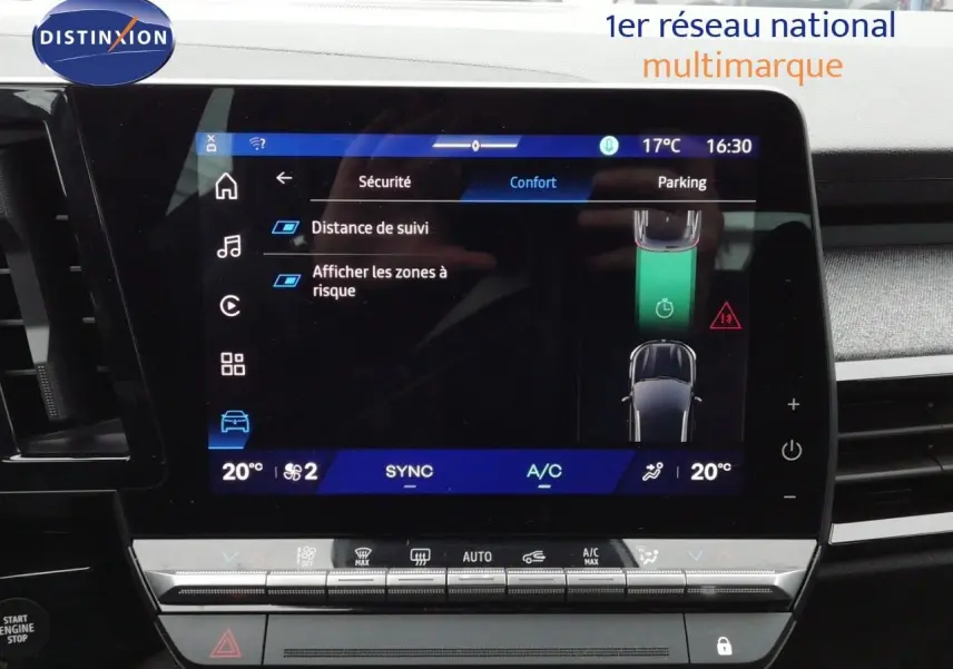 Écran tactile central du Renault Austral 2025 affichant les réglages de sécurité et confort, intérieur gris.