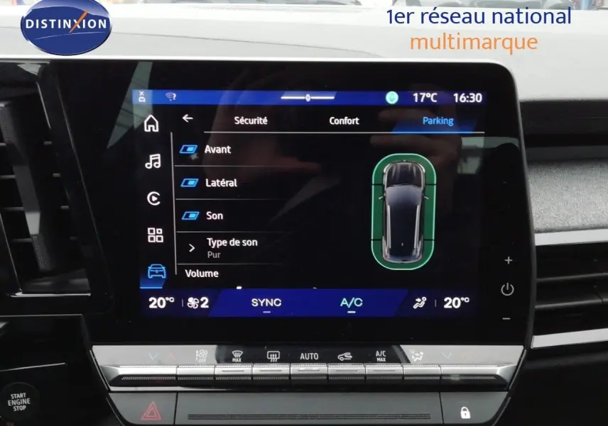 Vue rapprochée de l’écran tactile central du Renault Austral gris schiste, affichant les réglages de parking et climatisation.