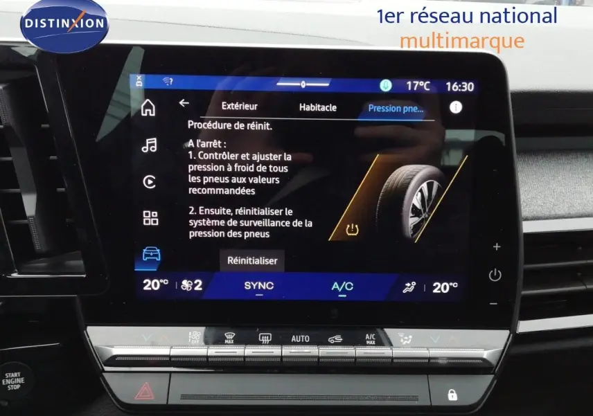 Écran tactile central du tableau de bord du Renault Austral gris schiste, affichant la procédure de réinitialisation de la pression des pneus.