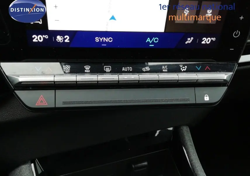 Détail de la console centrale avec commandes climatisation et écran tactile du Renault Austral gris schiste hybride 2025.
