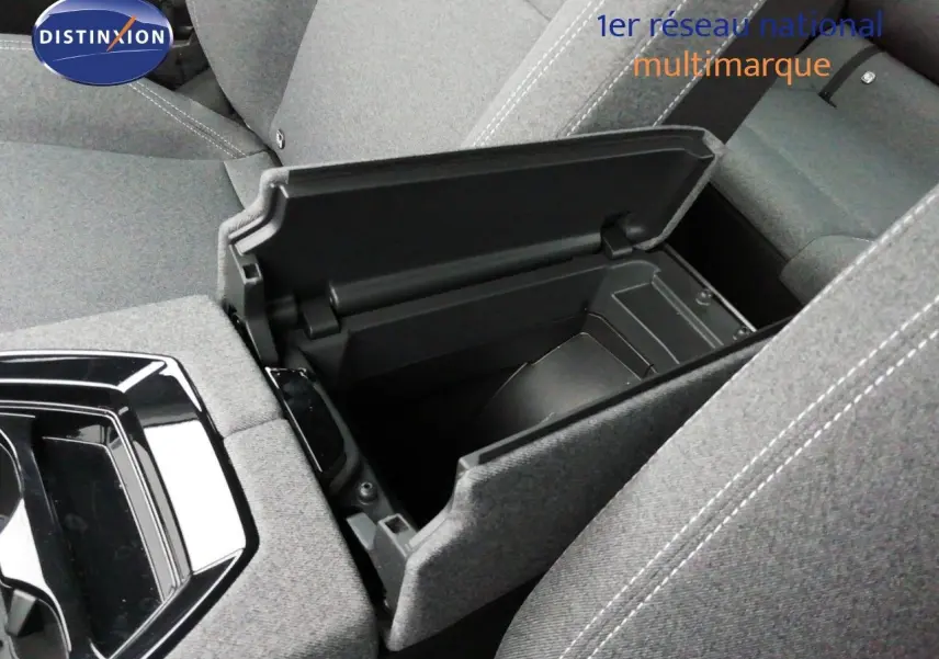 Vue rapprochée de la console centrale ouverte du Renault Austral gris schiste, montrant le rangement intérieur et tissu gris clair.