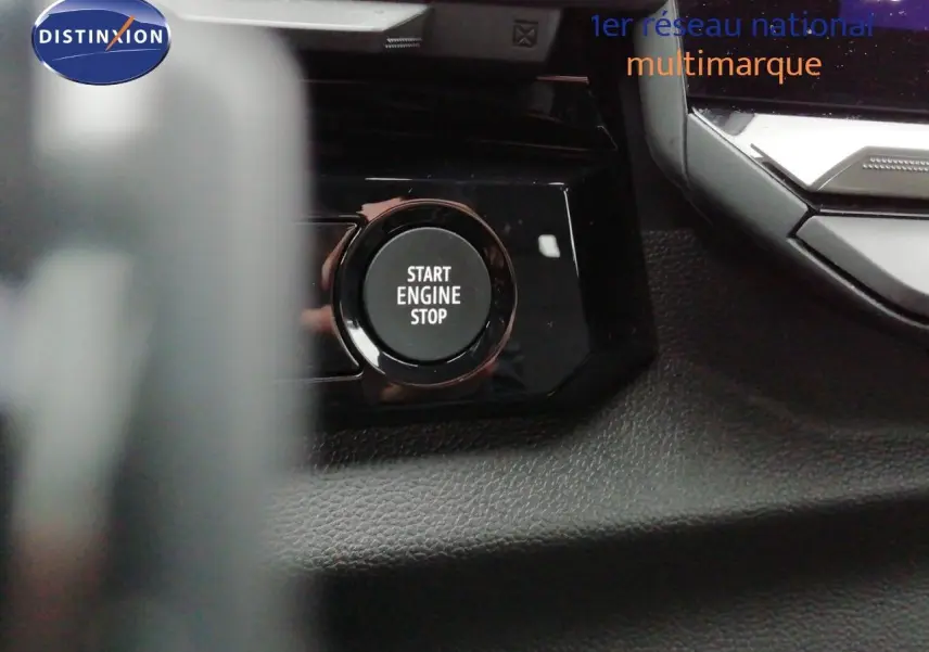 Bouton Start Engine Stop en gros plan sur le tableau de bord du Renault Austral E-Tech hybride 2025.