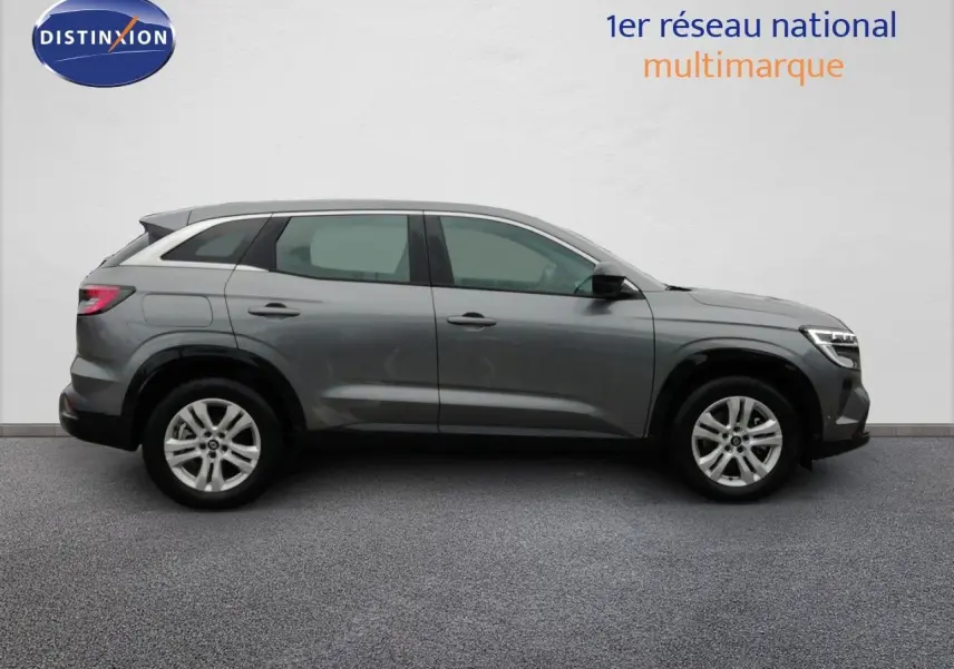 Profil côté gauche du Renault Austral gris schiste métal 2025, SUV hybride avec jantes alliage et lignes modernes.