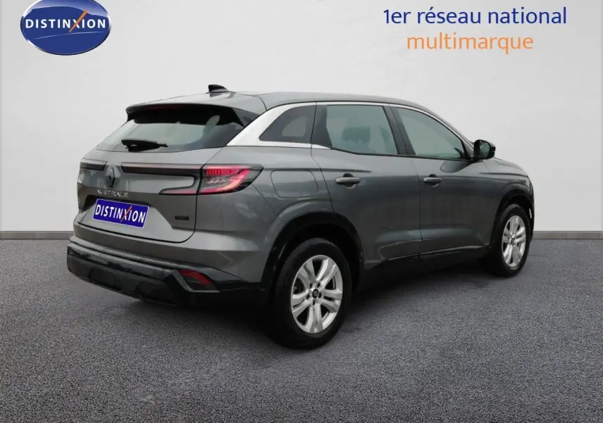Renault Austral gris schiste métal en 3/4 arrière droit, SUV hybride avec jantes alliage et feux arrière LED distinctifs.