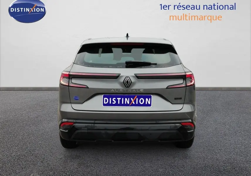 Vue arrière d'un Renault Austral gris schiste métal 2025 avec feux LED horizontaux et logo central distinctif.