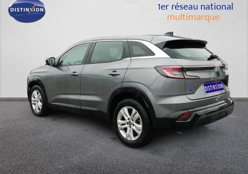 Renault Austral gris schiste métal vu en 3/4 arrière droit, soulignant ses lignes modernes et ses feux LED distinctifs.
