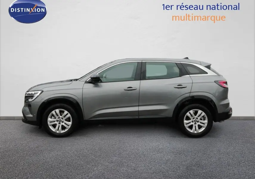 Profil droit d’un Renault Austral gris schiste métallisé 2025, SUV hybride avec jantes alliage et lignes épurées.