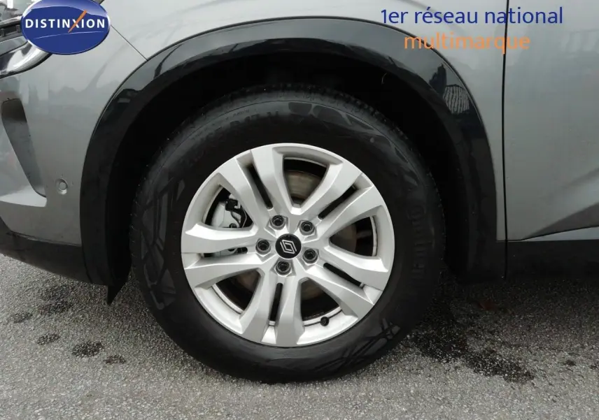 Gros plan sur la roue avant droite d’un Renault Austral gris schiste métal avec jante alliage 17 pouces.