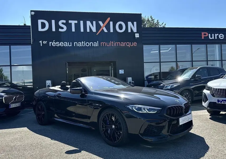BMW Série 8 Cabriolet M8 Competition noir saphir métal vue 3/4 avant avec jantes noires et capote ouverte
