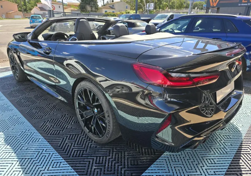 BMW Série 8 Cabriolet M8 Competition noir saphir métal vue 3/4 arrière droit capote ouverte