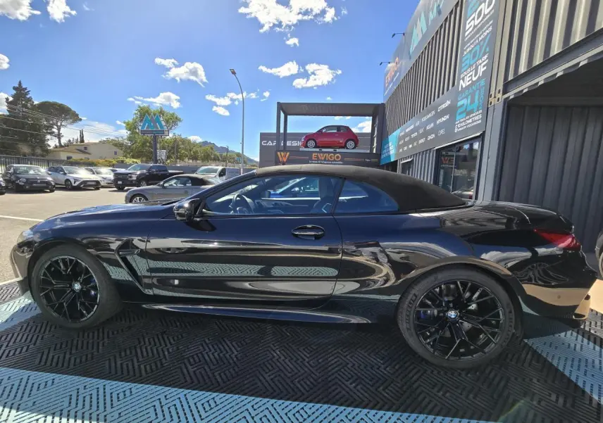 BMW Série 8 Cabriolet M8 Competition noir saphir métal vu de profil côté gauche, capote noire et jantes noires M.