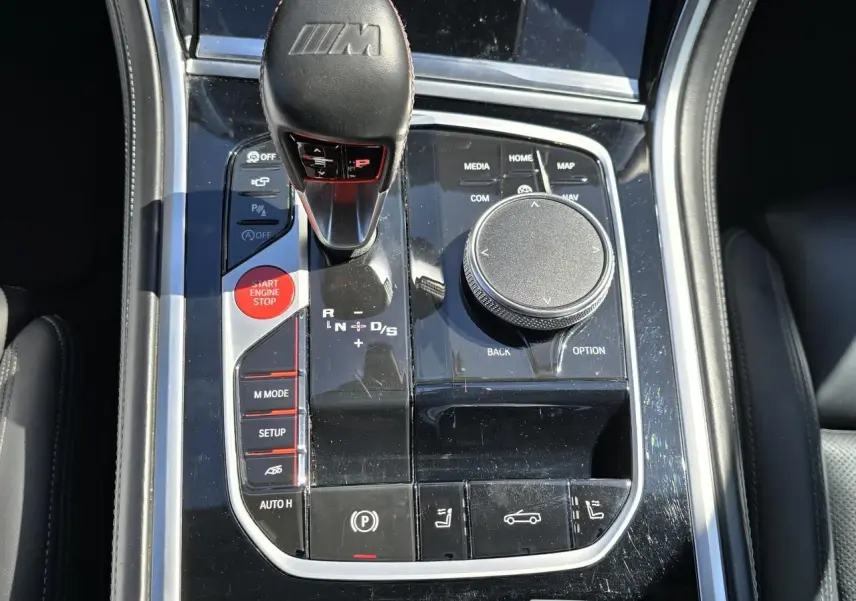 Console centrale noire brillante avec levier de vitesse M et commandes multimédia de la BMW Série 8 Cabriolet M8 Competition 2021