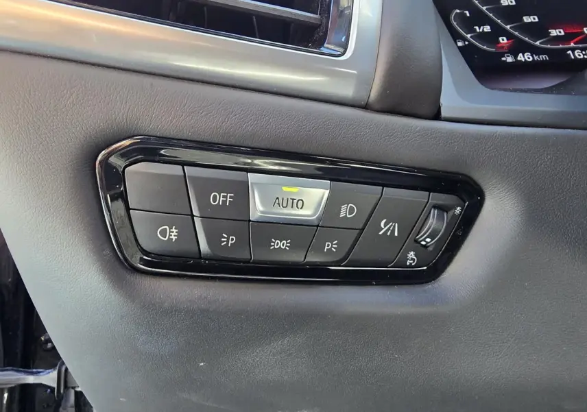 Panneau de commandes d'éclairage noir brillant dans l'habitacle du BMW Série 8 Cabriolet M8 Competition 2021.