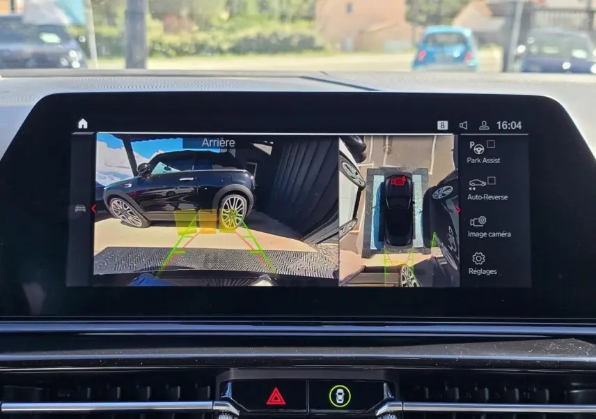 Vue écran multimédia montrant la caméra de recul et la vision 3D d'une BMW Série 8 Cabriolet M8 Competition noir saphir.