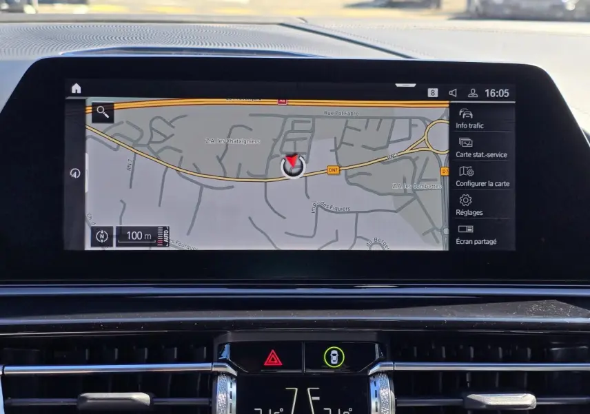 Écran de navigation GPS affichant une carte routière dans l'habitacle d'une BMW Série 8 Cabriolet noir.