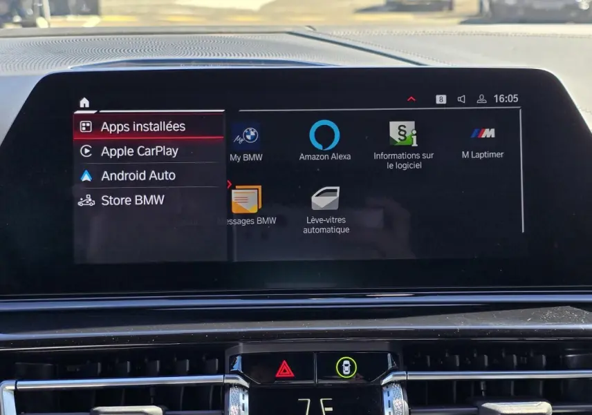 Écran tactile central du tableau de bord de la BMW Série 8 Cabriolet M8 Competition 2021 affichant les applications installées.