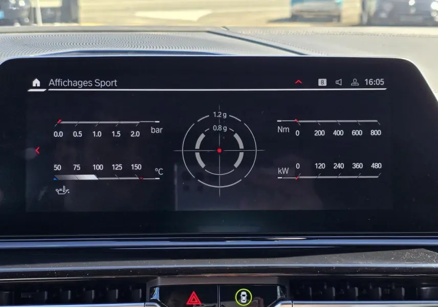 Affichage numérique sportif du tableau de bord de la BMW Série 8 Cabriolet M8 Competition noir saphir métal, vue intérieure.