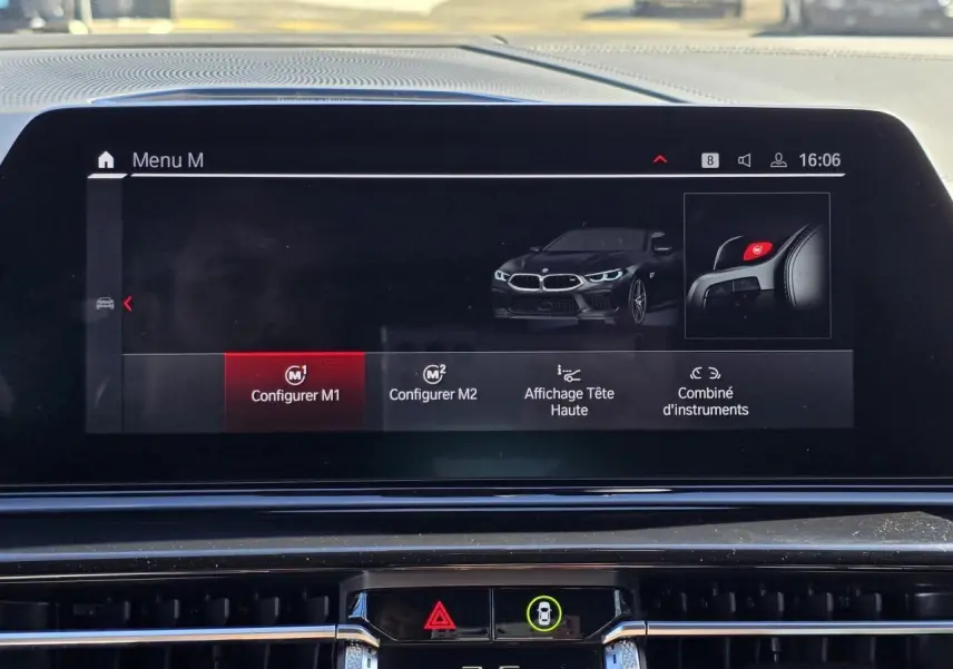 Écran central affichant la configuration M1 d'une BMW Série 8 Cabriolet M8 Competition noir saphir métal.