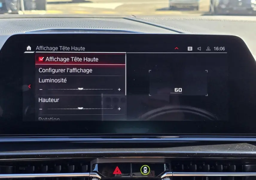 Écran tactile du tableau de bord BMW Série 8 Cabriolet M8 Competition 2021 affichant les réglages de l'affichage tête haute.
