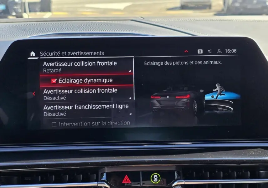 Écran central de la BMW Série 8 Cabriolet M8 Competition 2021 affichant les options de sécurité et avertissements.