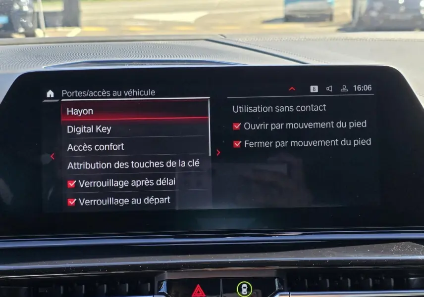 Écran central affichant les réglages d'accès sans contact dans l'habitacle d'une BMW Série 8 Cabriolet noir saphir.