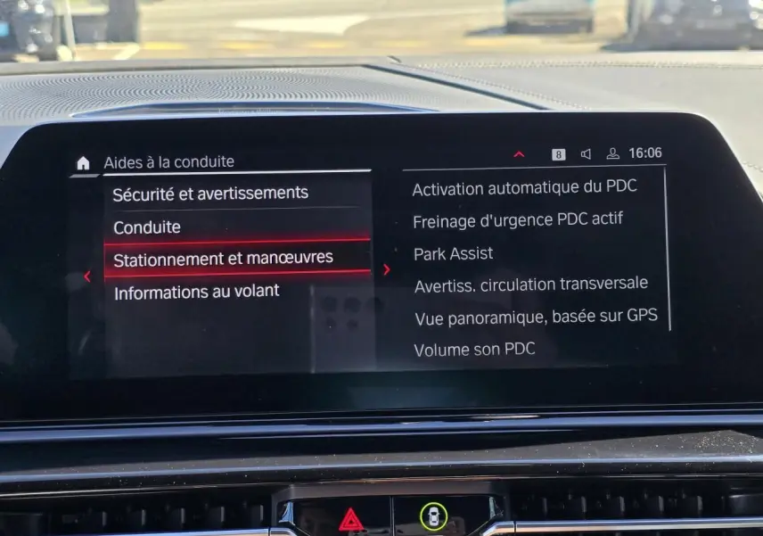 Écran central de la BMW Série 8 Cabriolet M8 Competition 2021 affichant les aides à la conduite, vue intérieure.