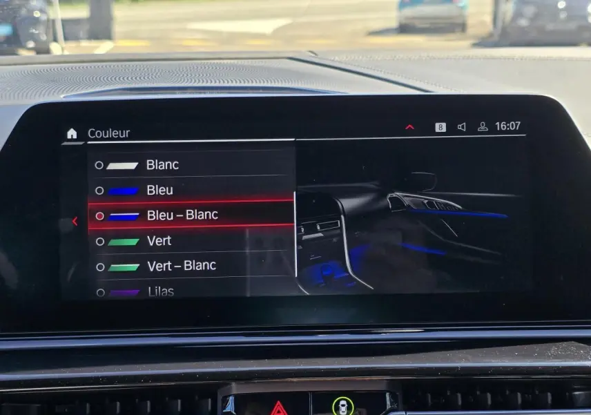 Écran central de la BMW Série 8 Cabriolet M8 Competition 2021 affichant les options de couleur d'ambiance intérieure.