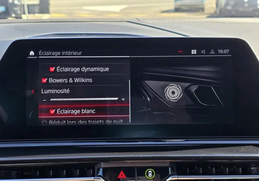 Écran central de la BMW Série 8 Cabriolet M8 Competition 2021 affichant les réglages d'éclairage intérieur et audio Bowers & Wilkins.