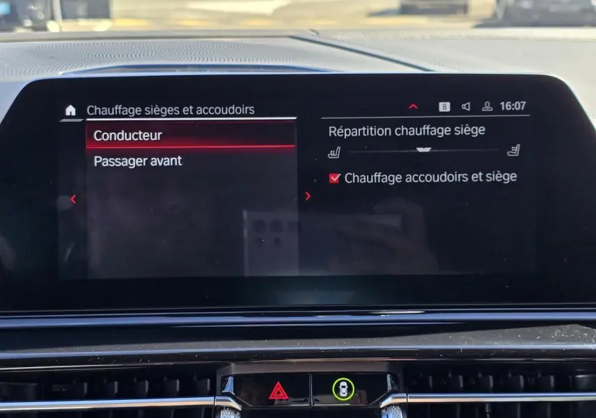 Écran central de la BMW Série 8 Cabriolet M8 Competition 2021 affichant les réglages de chauffage des sièges et accoudoirs.
