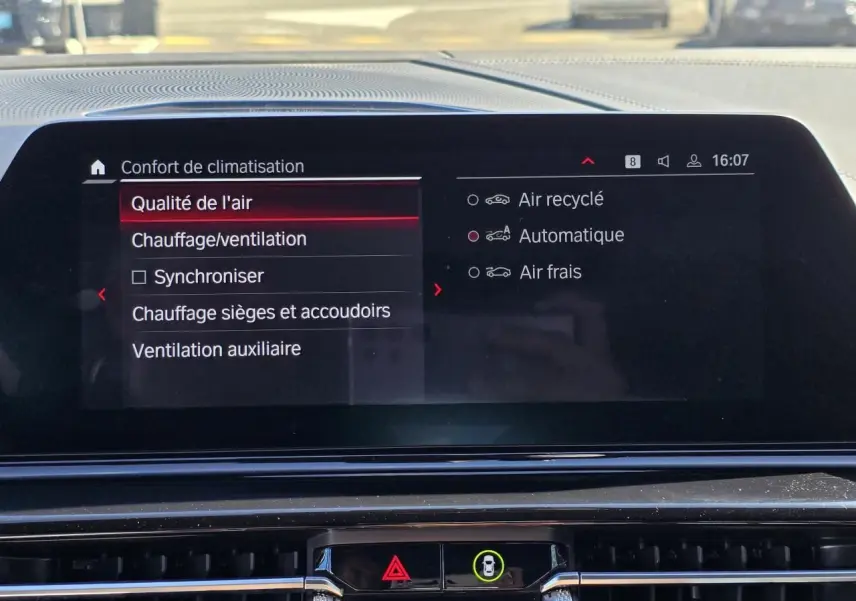 Écran tactile intérieur du tableau de bord BMW Série 8 Cabriolet noir, affichant les réglages de climatisation.