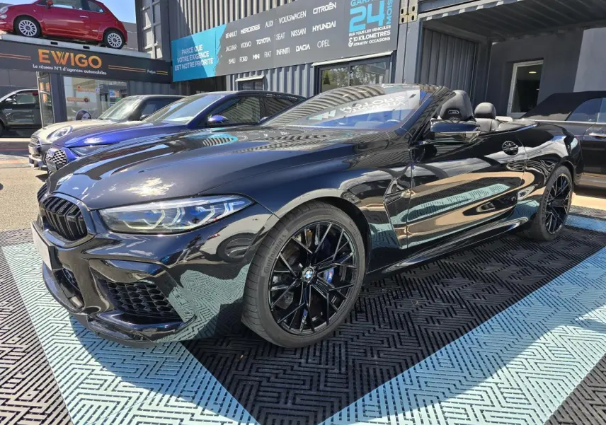 BMW Série 8 Cabriolet M8 Competition noir saphir métal vue 3/4 avant droit avec jantes noires et capote ouverte