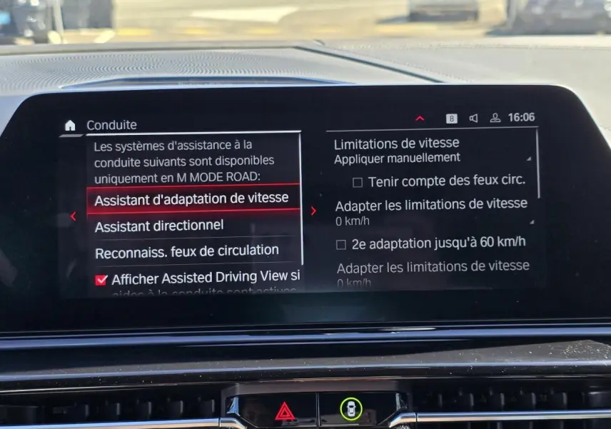 Écran central de la BMW Série 8 Cabriolet M8 Competition 2021 affichant les options d'assistance à la conduite.