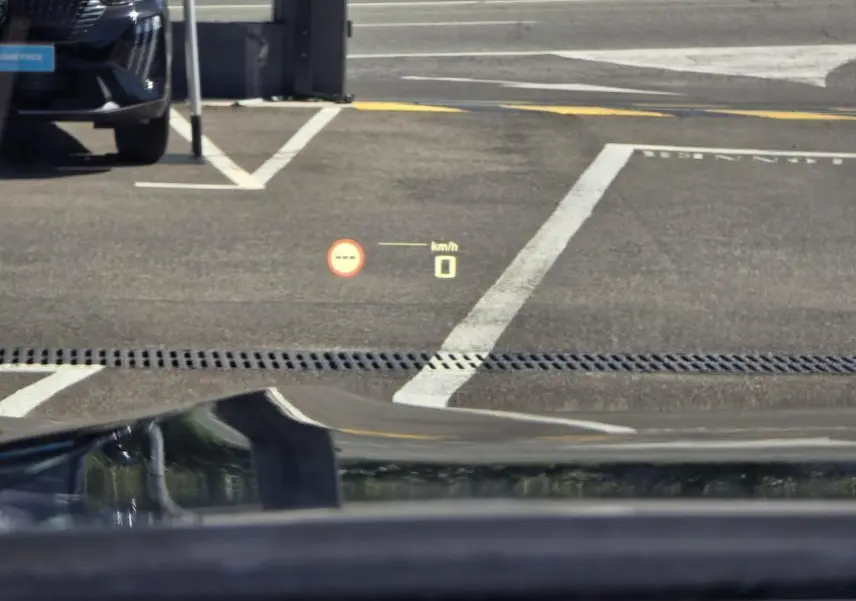 Affichage tête haute montrant la limitation de vitesse sur BMW Série 8 Cabriolet M8 Competition noir, vue depuis l'habitacle.