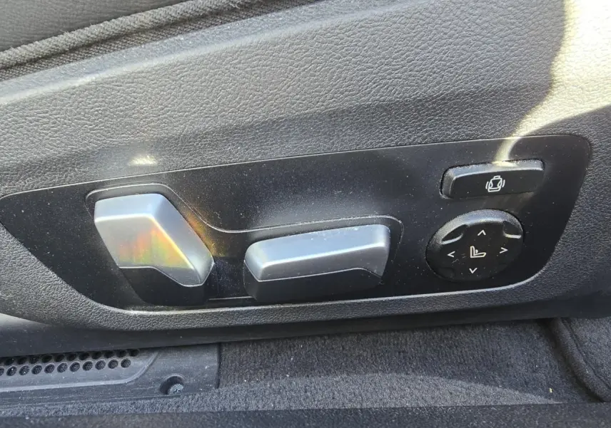 Commandes électriques de réglage du siège avant en cuir noir de la BMW Série 8 Cabriolet M8 Competition.