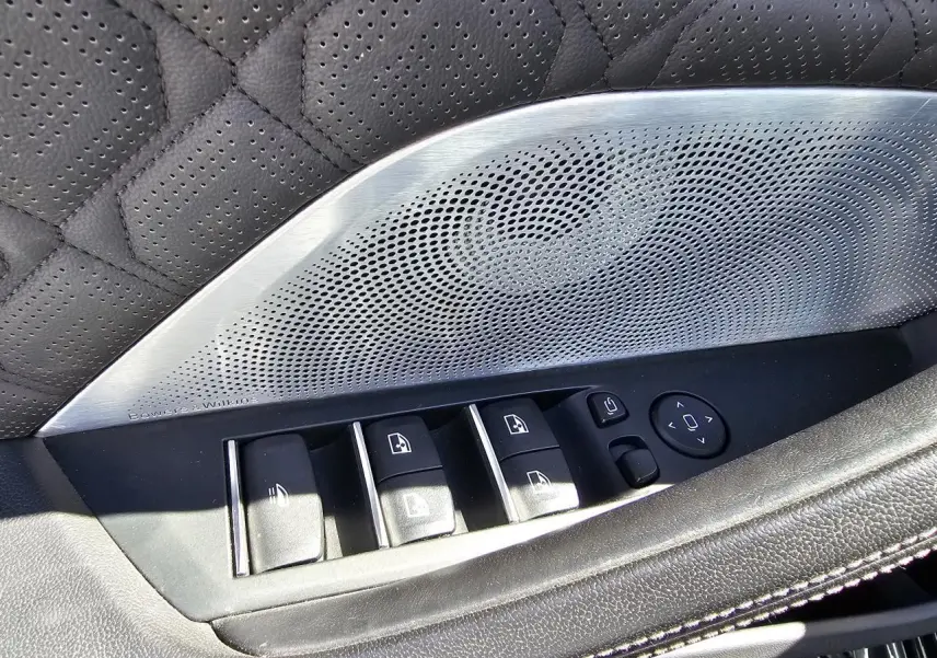 Détail de la porte côté conducteur de la BMW Série 8 Cabriolet M8 Competition 2021, avec haut-parleur Bowers & Wilkins et commandes de vitres.