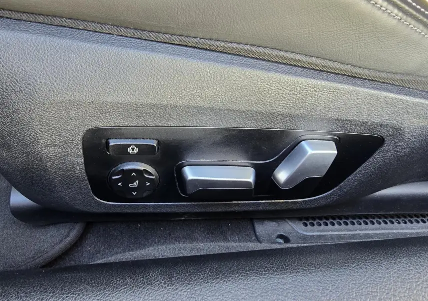 Commandes électriques de réglage du siège en cuir noir dans une BMW Série 8 Cabriolet M8 Competition 2021.