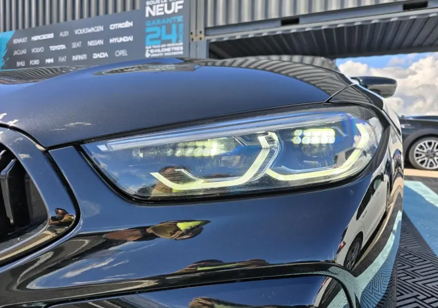 Gros plan sur le phare avant droit noir saphir métallisé de la BMW Série 8 Cabriolet M8 Competition 2021