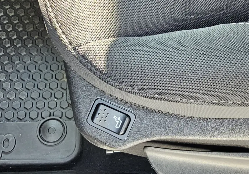 Détail du bouton de réglage du siège sur le côté gauche d'un Jeep Renegade Sting Gray de 2020.