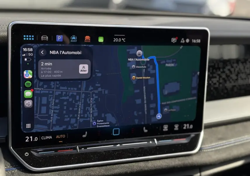 Écran tactile du système de navigation du Volkswagen Tayron gris dauphin, vue intérieure centrée sur la console centrale.