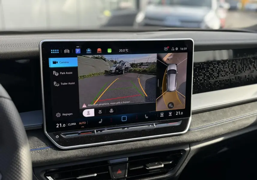 Écran tactile intérieur du Volkswagen Tayron gris dauphin montrant la vue caméra 360° et l'assistance au stationnement.