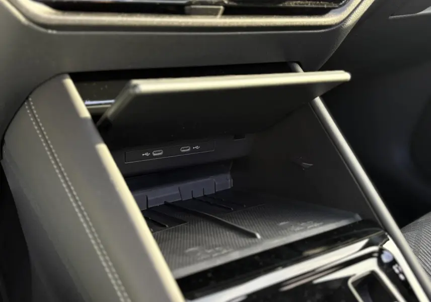 Rangement ouvert avec ports USB-C dans l'habitacle noir du Volkswagen Tayron 2.0 TDI R-Line 2025.