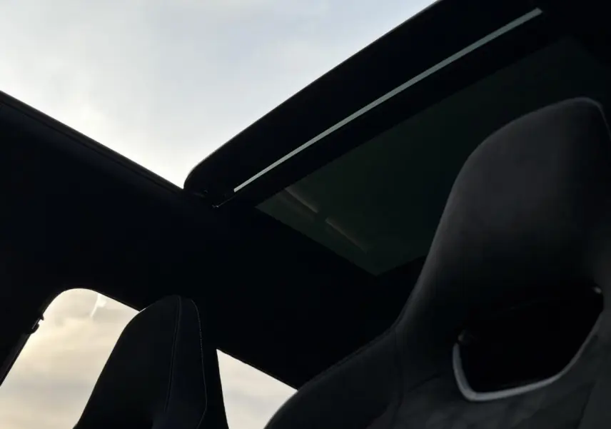 Toit ouvrant panoramique ouvert vu de l'intérieur sur siège avant sport noir du Volkswagen Tayron gris dauphin
