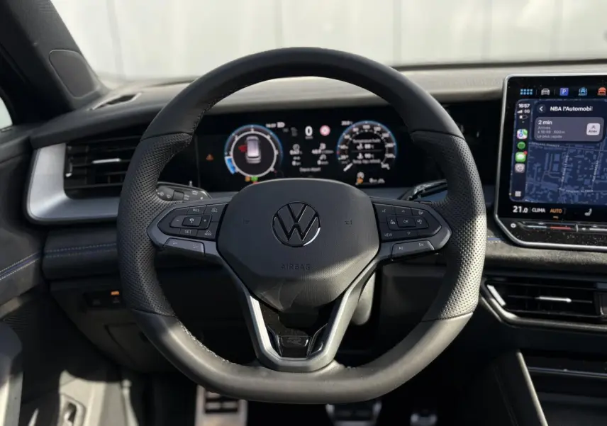 Volant sport cuir multifonction Volkswagen Tayron 2025 vu de face avec tableau de bord digital et écran tactile.