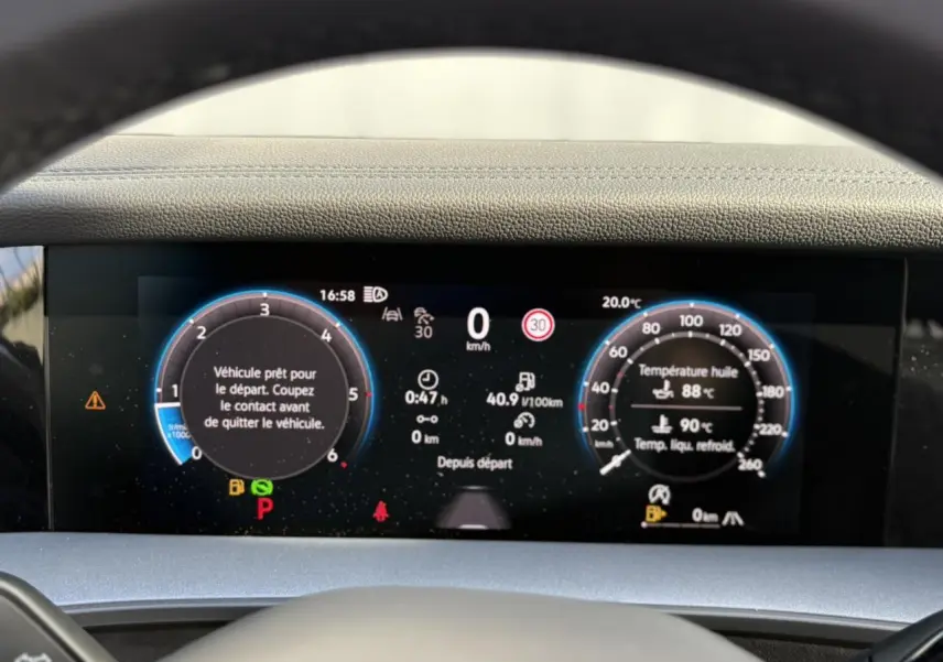Tableau de bord numérique du Volkswagen Tayron 2025 affichant les compteurs et alertes en vue frontale.
