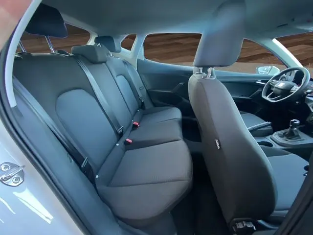 Vue intérieure côté droit de la SEAT IBIZA 1.0 MPI 80 STYLE 2023 avec sièges tissu gris et tableau de bord visible.